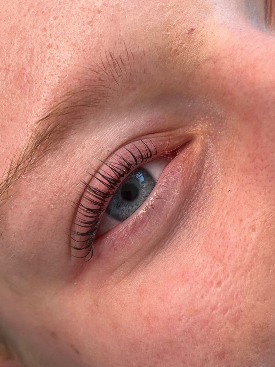 Wimpernlifting – aufgerichtete Naturwimpern