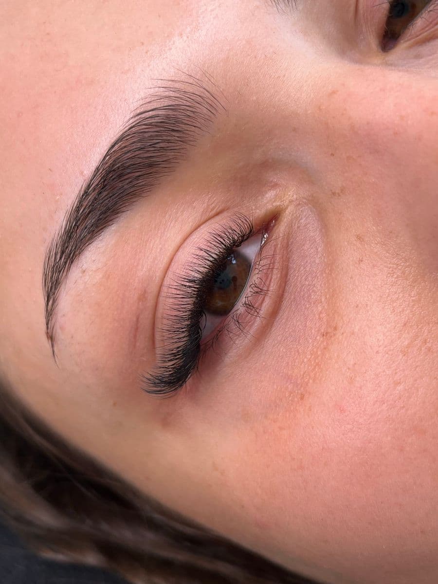Wimpernverlängerung Volumen mit definierten Augenbrauen